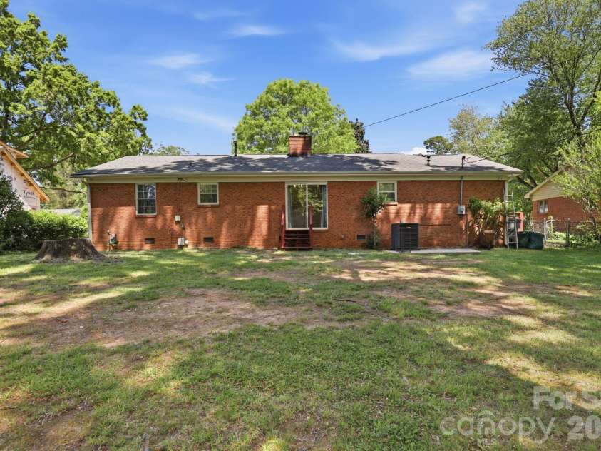810 Brockbank Road, Charlotte, NC 28209.  MLS# CAR4370864, YatesRealty ID 13087. 