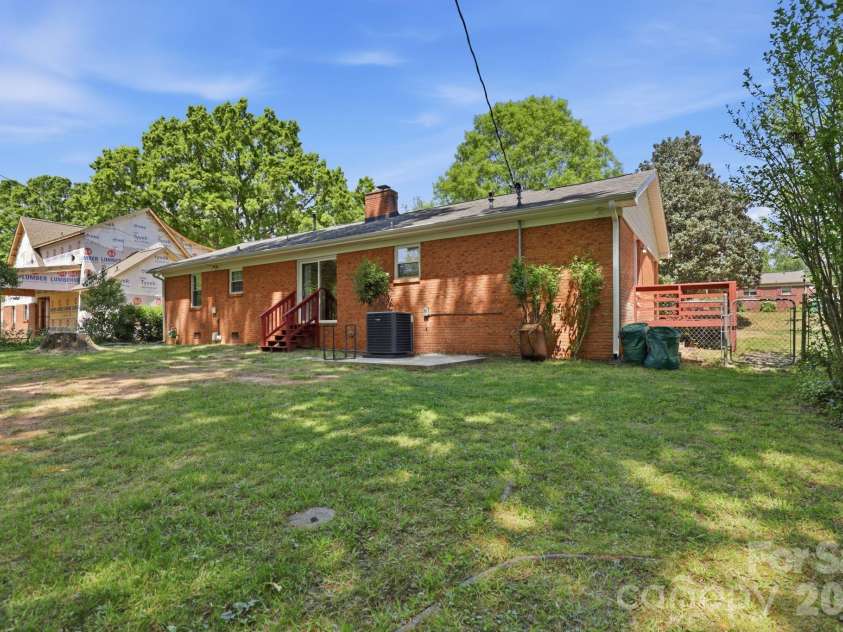810 Brockbank Road, Charlotte, NC 28209.  MLS# CAR4370864, YatesRealty ID 13087. 