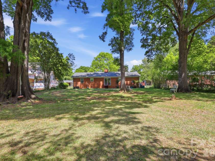 810 Brockbank Road, Charlotte, NC 28209.  MLS# CAR4370864, YatesRealty ID 13087. 