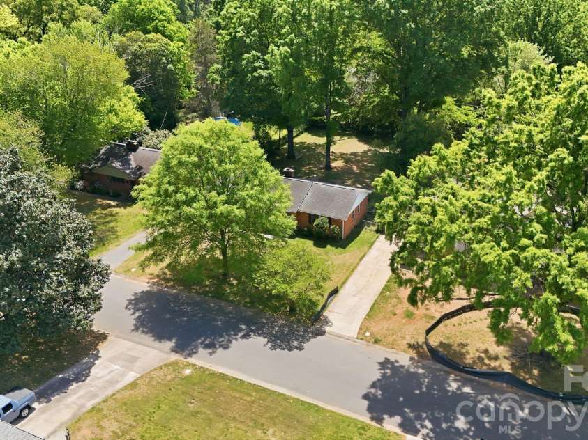 810 Brockbank Road, Charlotte, NC 28209.  MLS# CAR4370864, YatesRealty ID 13087. 
