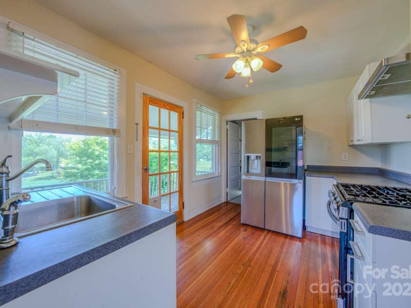 51 Old Nc 20 Highway, Asheville, NC 28806.  MLS# CAR4259014, YatesRealty ID 13089. Kitchen with natural gas range