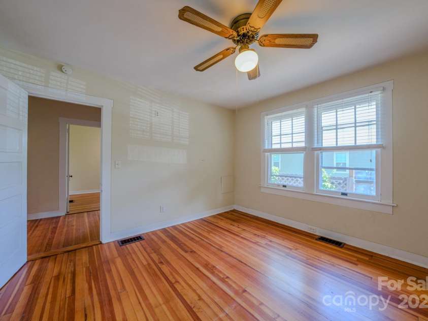 51 Old Nc 20 Highway, Asheville, NC 28806.  MLS# CAR4259014, YatesRealty ID 13089. Middle bedroom
