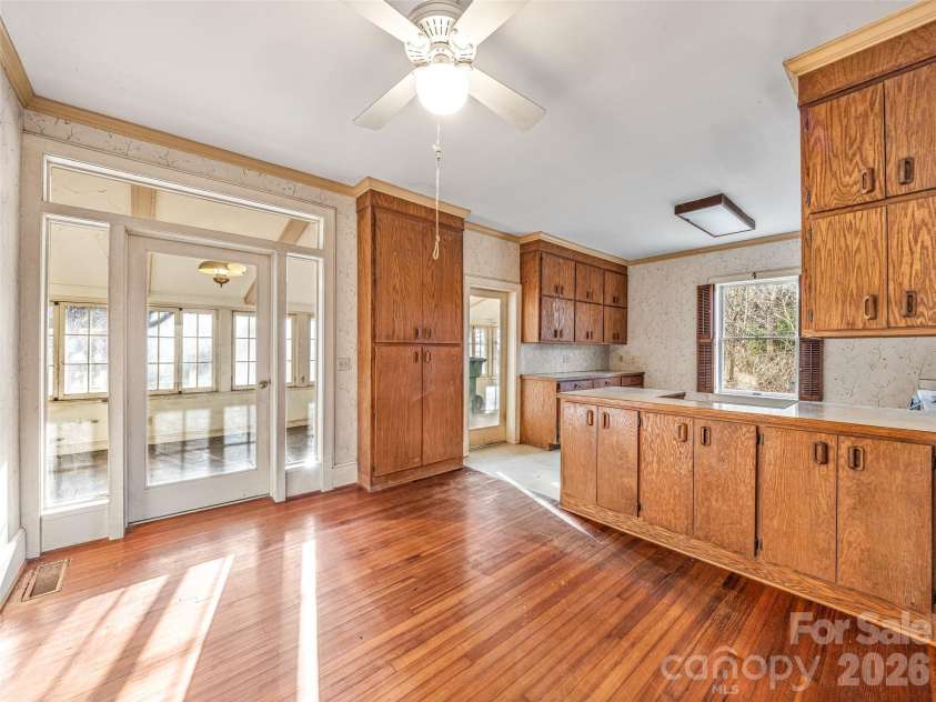 385 Chunns Cove Road, Asheville, NC 28805.  MLS# CAR4339824, YatesRealty ID 1309. 