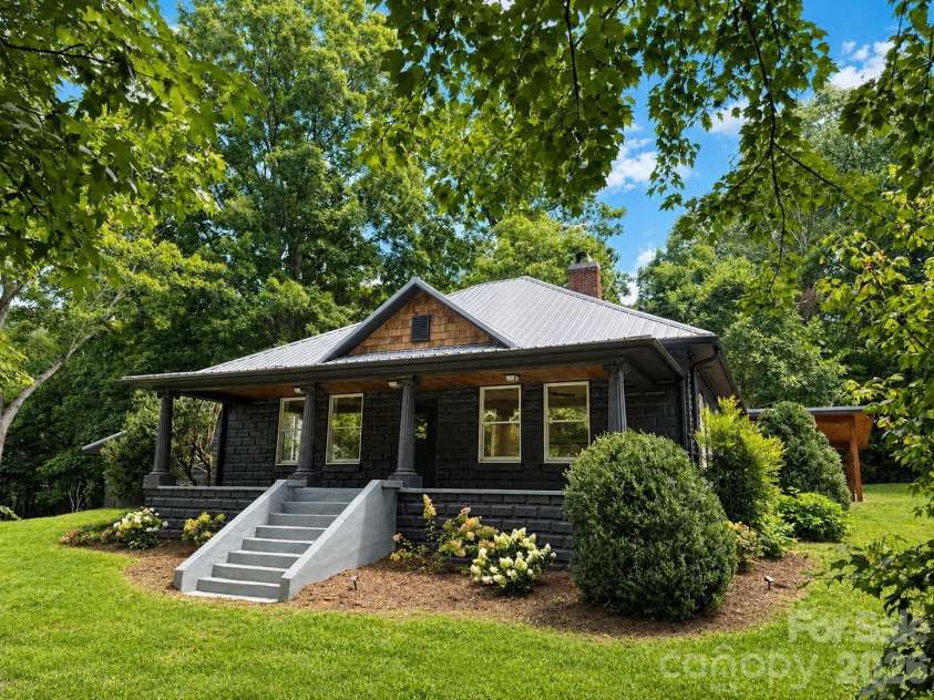385 Chunns Cove Road, Asheville, NC 28805.  MLS# CAR4397492, YatesRealty ID 1309. Charming Bungalow