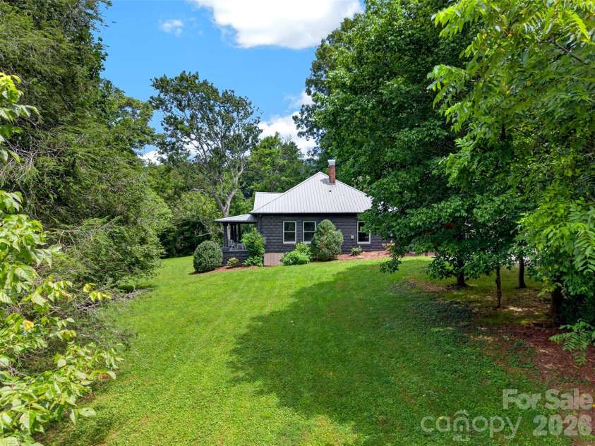 385 Chunns Cove Road, Asheville, NC 28805.  MLS# CAR4397492, YatesRealty ID 1309. Expansive & sunny side yard