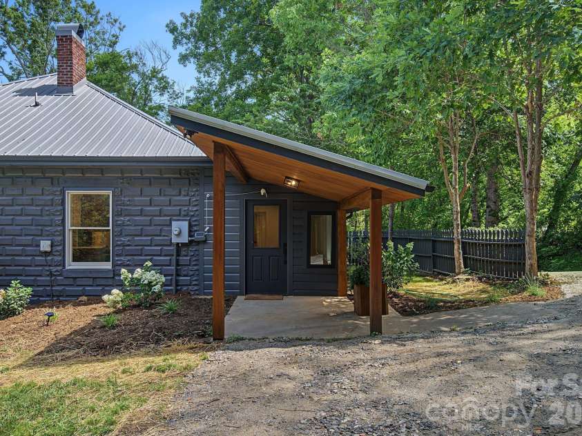385 Chunns Cove Road, Asheville, NC 28805.  MLS# CAR4397492, YatesRealty ID 1309. Front entry