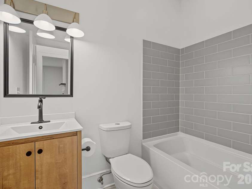 385 Chunns Cove Road, Asheville, NC 28805.  MLS# CAR4397492, YatesRealty ID 1309. Full Bath 2