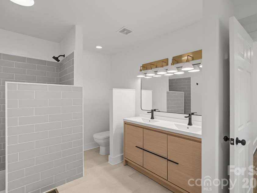 385 Chunns Cove Road, Asheville, NC 28805.  MLS# CAR4397492, YatesRealty ID 1309. Primary Bath