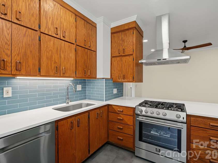 385 Chunns Cove Road, Asheville, NC 28805.  MLS# CAR4397492, YatesRealty ID 1309. Updated Kitchen