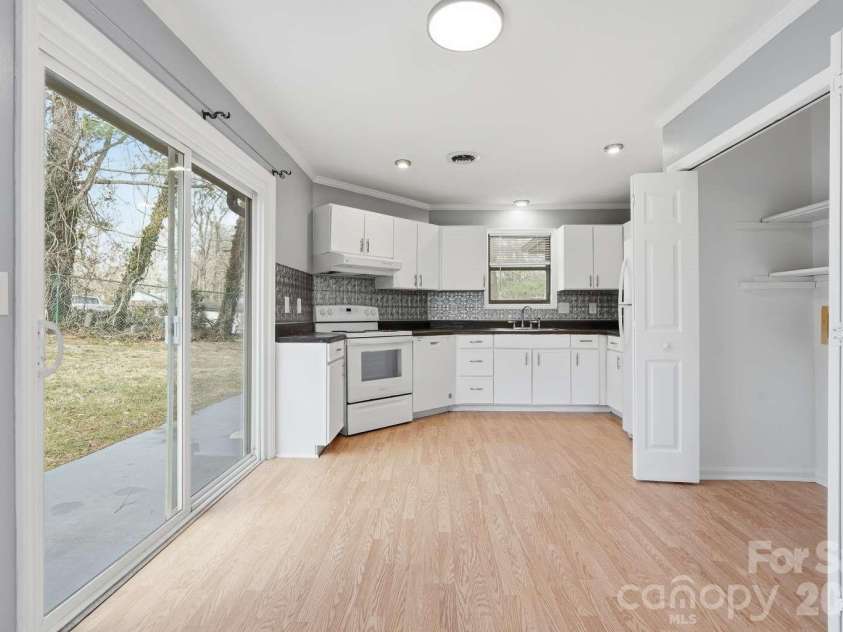 714 Farmington Circle, Hendersonville, NC 28739.  MLS# CAR4350356, YatesRealty ID 13090. 