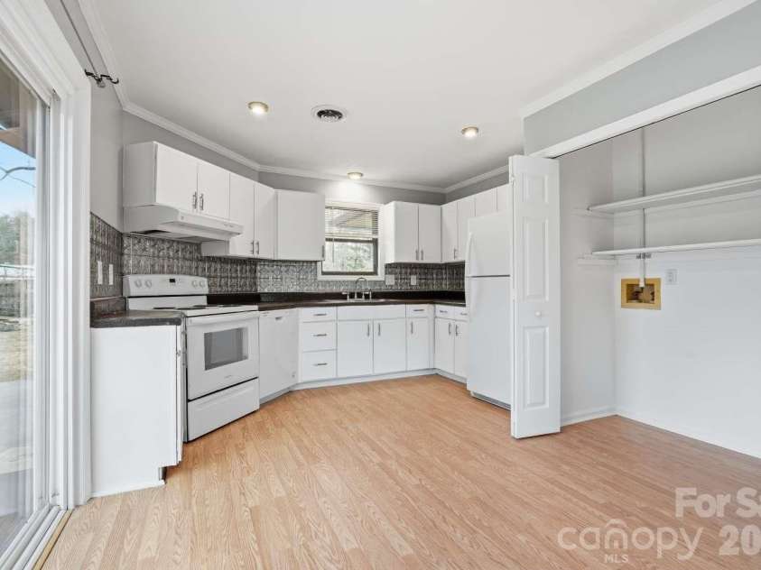 714 Farmington Circle, Hendersonville, NC 28739.  MLS# CAR4350356, YatesRealty ID 13090. 