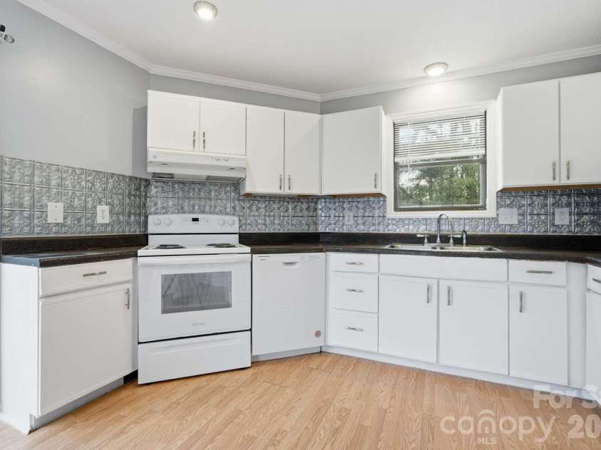 714 Farmington Circle, Hendersonville, NC 28739.  MLS# CAR4350356, YatesRealty ID 13090. 