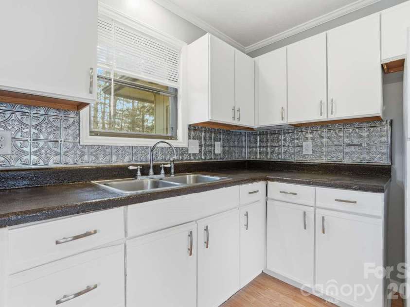 714 Farmington Circle, Hendersonville, NC 28739.  MLS# CAR4350356, YatesRealty ID 13090. 