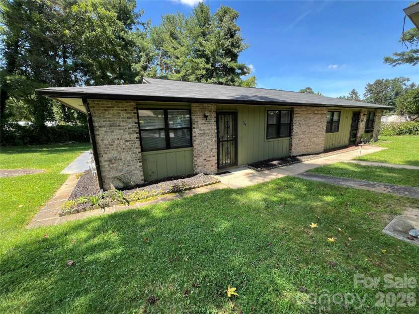 714 Farmington Circle, Hendersonville, NC 28739.  MLS# CAR4416407, YatesRealty ID 13090. 
