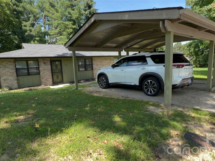 714 Farmington Circle, Hendersonville, NC 28739.  MLS# CAR4416407, YatesRealty ID 13090. 