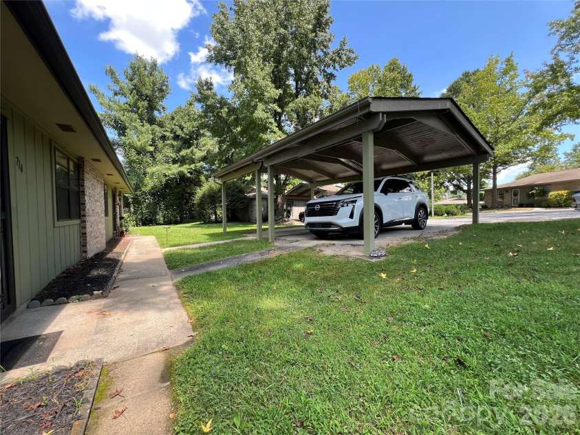 714 Farmington Circle, Hendersonville, NC 28739.  MLS# CAR4416407, YatesRealty ID 13090. 