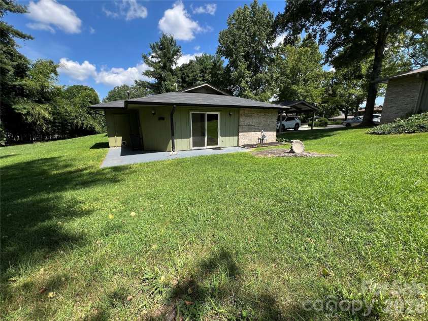 714 Farmington Circle, Hendersonville, NC 28739.  MLS# CAR4416407, YatesRealty ID 13090. 