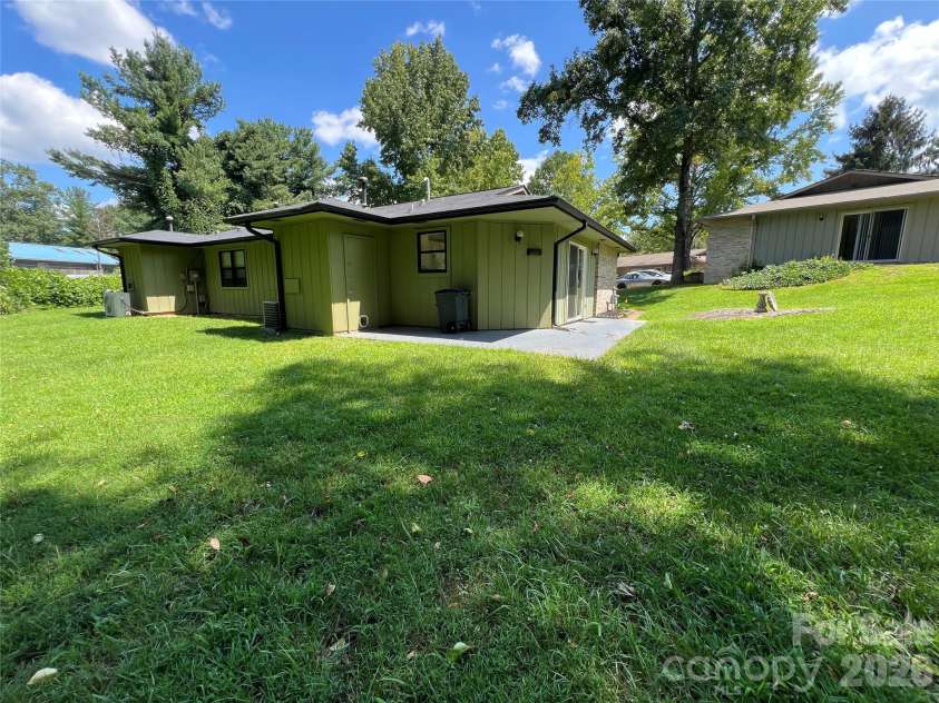 714 Farmington Circle, Hendersonville, NC 28739.  MLS# CAR4416407, YatesRealty ID 13090. 
