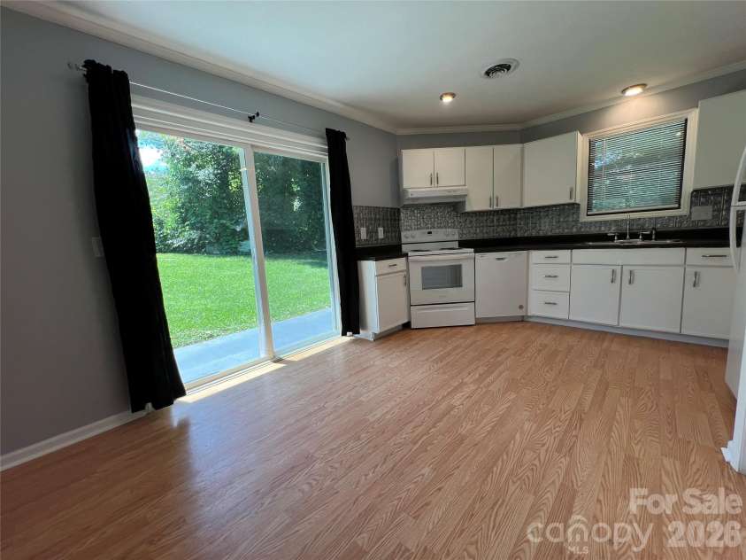 714 Farmington Circle, Hendersonville, NC 28739.  MLS# CAR4416407, YatesRealty ID 13090. 