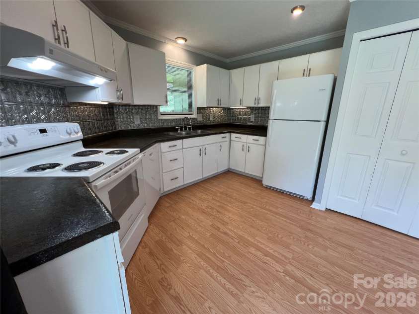714 Farmington Circle, Hendersonville, NC 28739.  MLS# CAR4416407, YatesRealty ID 13090. 