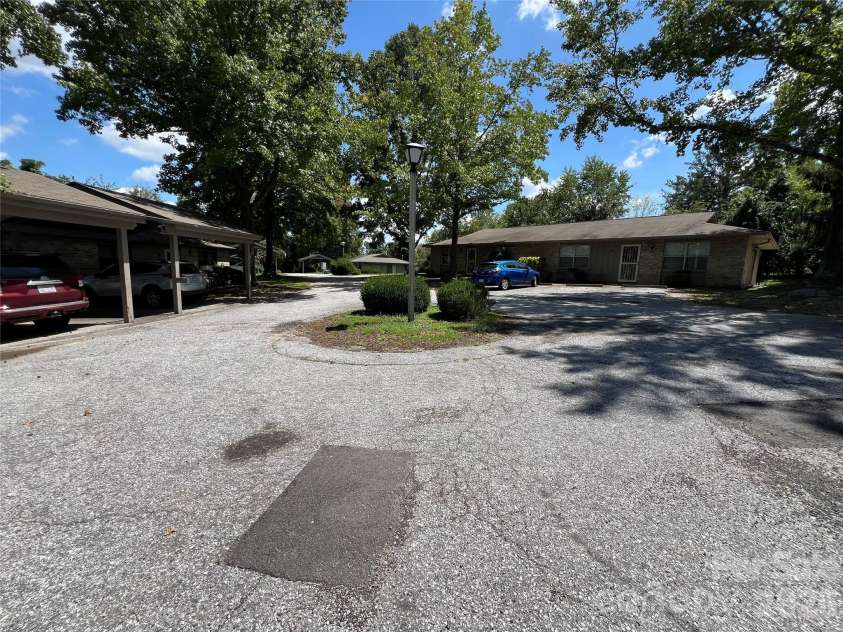714 Farmington Circle, Hendersonville, NC 28739.  MLS# CAR4416407, YatesRealty ID 13090. 