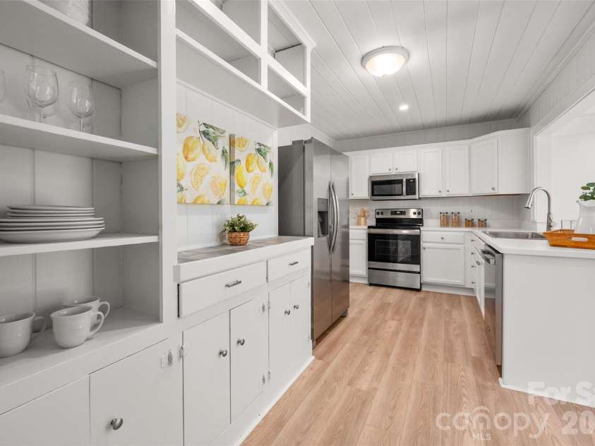 782 Ideal Drive, Concord, NC 28025.  MLS# CAR4370544, YatesRealty ID 13093. Cute built-ins are perfect for extra storage and displays.