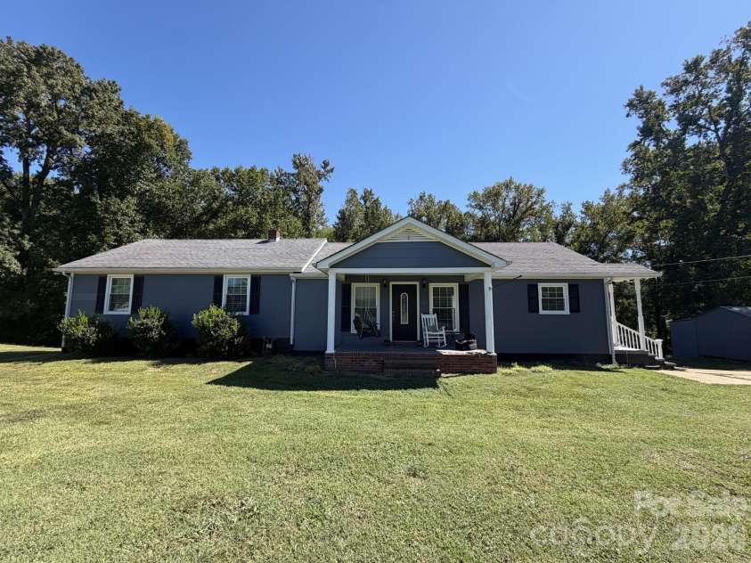 636 Willis Road, Dallas, NC 28034.  MLS# CAR4370289, YatesRealty ID 13097. Front view of home
