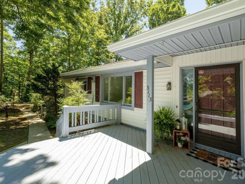 3113 Primrose Drive, Hendersonville, NC 28792.  MLS# CAR4359967, YatesRealty ID 13099. 