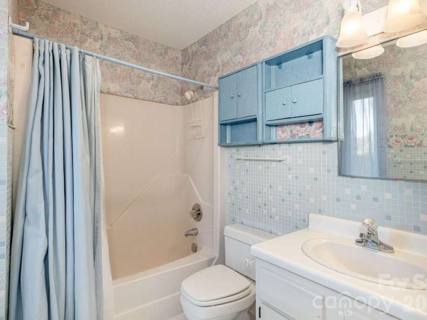 3113 Primrose Drive, Hendersonville, NC 28792.  MLS# CAR4359967, YatesRealty ID 13099. Primary bathroom
