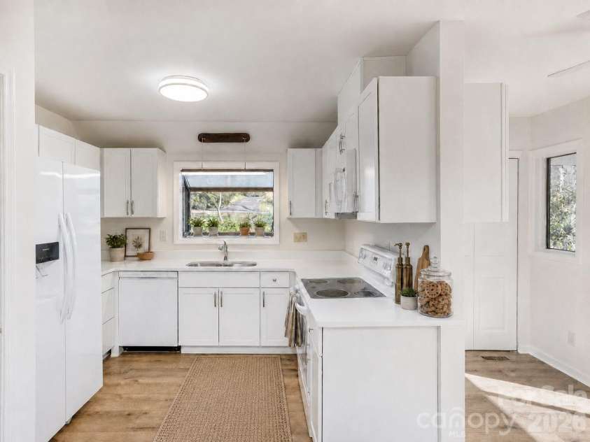 3113 Primrose Drive, Hendersonville, NC 28792.  MLS# CAR4359967, YatesRealty ID 13099. Virtually staged kitchen