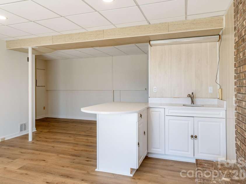 3113 Primrose Drive, Hendersonville, NC 28792.  MLS# CAR4359967, YatesRealty ID 13099. Wet bar area