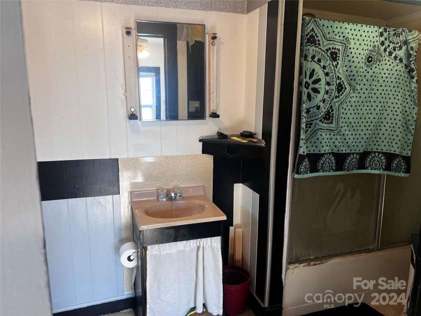 655 Lippard Road, Salisbury, NC 28146.  MLS# CAR4157137, YatesRealty ID 131. 2nd Bathtoom