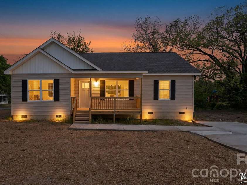 107 Murray Street, Chester, SC 29706.  MLS# CAR4369341, YatesRealty ID 13100. 