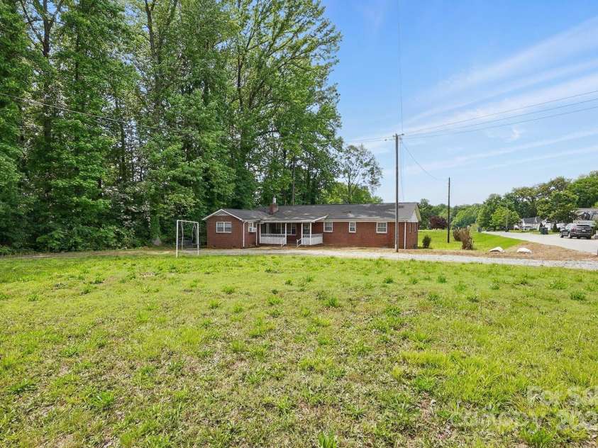 800 Old Little Rock Road, Charlotte, NC 28214.  MLS# CAR4258596, YatesRealty ID 13100. 