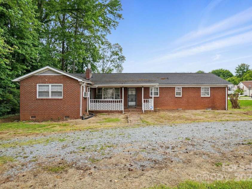 800 Old Little Rock Road, Charlotte, NC 28214.  MLS# CAR4258596, YatesRealty ID 13100. 