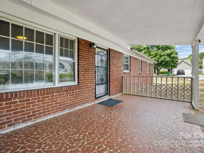 800 Old Little Rock Road, Charlotte, NC 28214.  MLS# CAR4258596, YatesRealty ID 13100. 