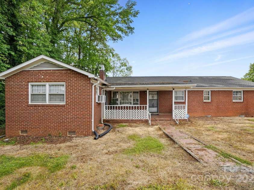 800 Old Little Rock Road, Charlotte, NC 28214.  MLS# CAR4258596, YatesRealty ID 13100. 