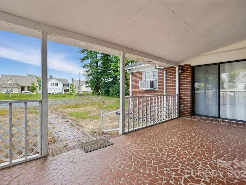 800 Old Little Rock Road, Charlotte, NC 28214.  MLS# CAR4258596, YatesRealty ID 13100. 