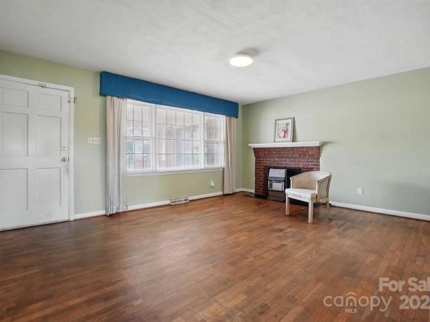 800 Old Little Rock Road, Charlotte, NC 28214.  MLS# CAR4258596, YatesRealty ID 13100. 