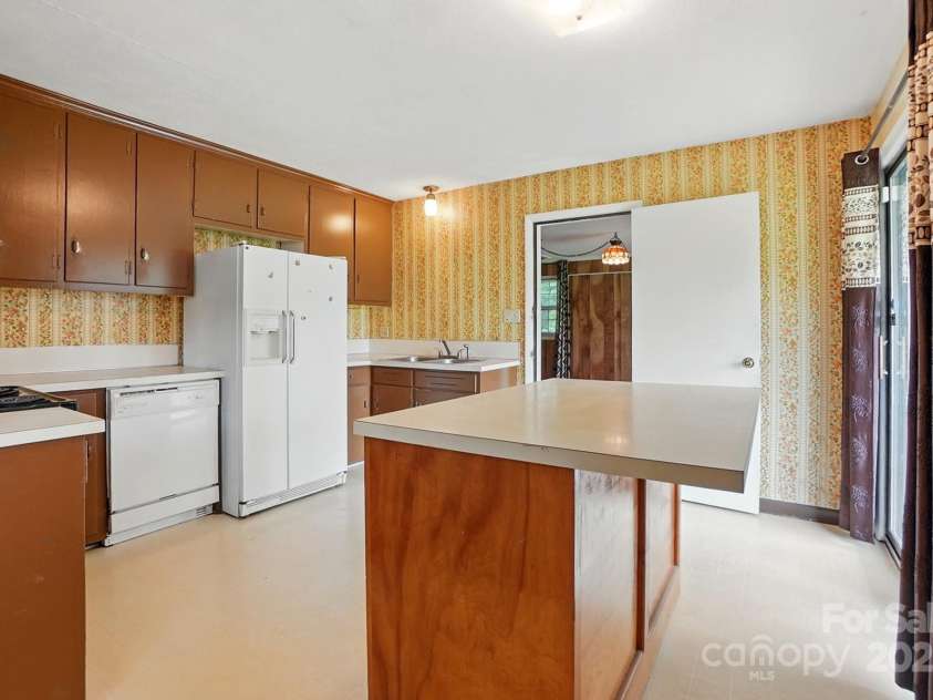 800 Old Little Rock Road, Charlotte, NC 28214.  MLS# CAR4258596, YatesRealty ID 13100. 