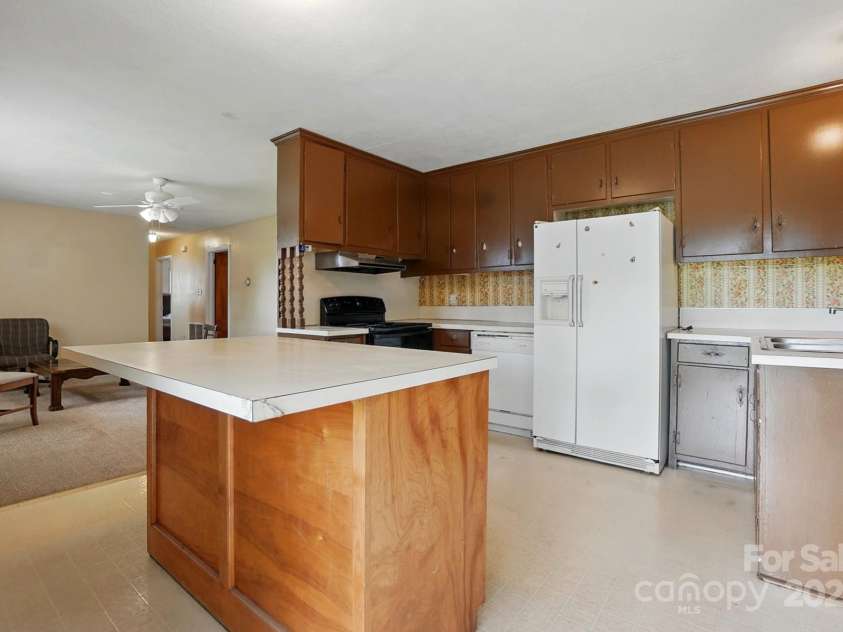 800 Old Little Rock Road, Charlotte, NC 28214.  MLS# CAR4258596, YatesRealty ID 13100. 