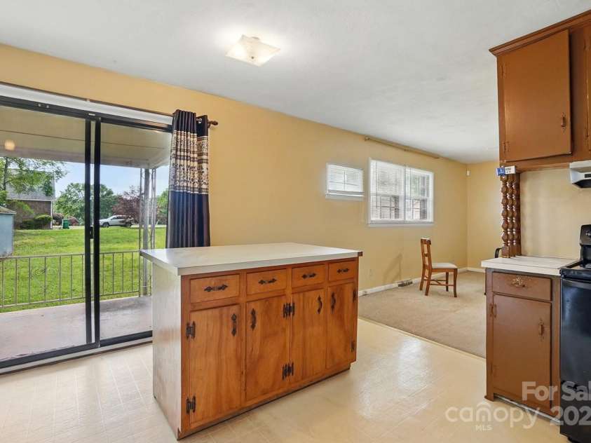 800 Old Little Rock Road, Charlotte, NC 28214.  MLS# CAR4258596, YatesRealty ID 13100. 