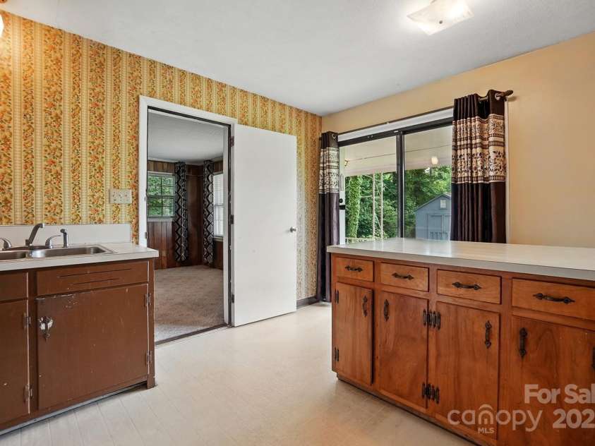 800 Old Little Rock Road, Charlotte, NC 28214.  MLS# CAR4258596, YatesRealty ID 13100. 