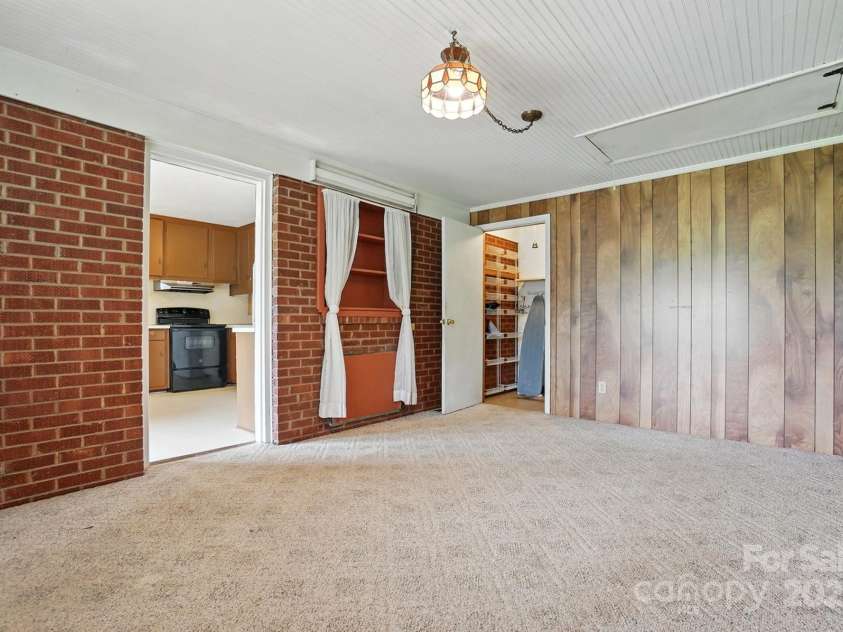800 Old Little Rock Road, Charlotte, NC 28214.  MLS# CAR4258596, YatesRealty ID 13100. 
