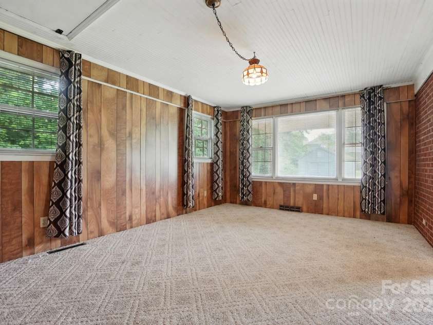 800 Old Little Rock Road, Charlotte, NC 28214.  MLS# CAR4258596, YatesRealty ID 13100. 