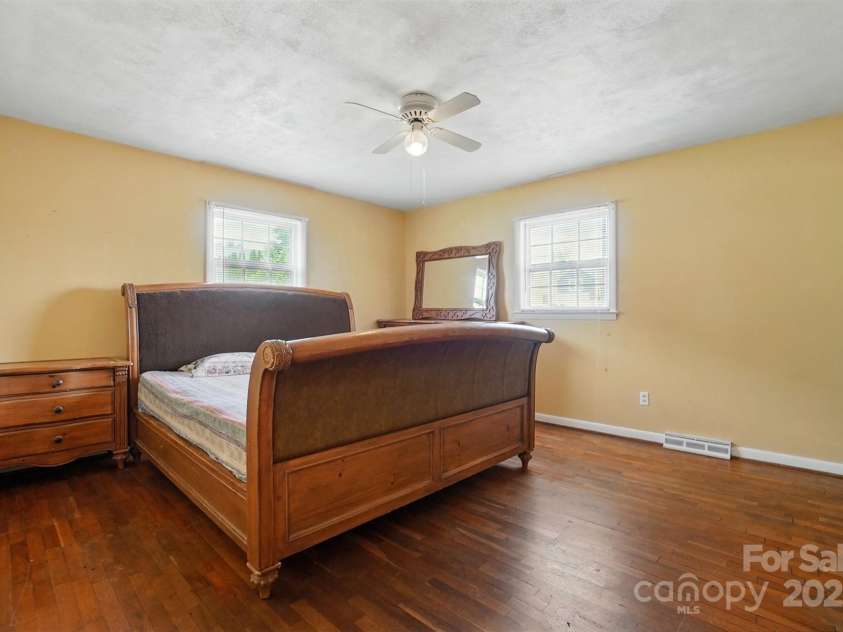 800 Old Little Rock Road, Charlotte, NC 28214.  MLS# CAR4258596, YatesRealty ID 13100. 