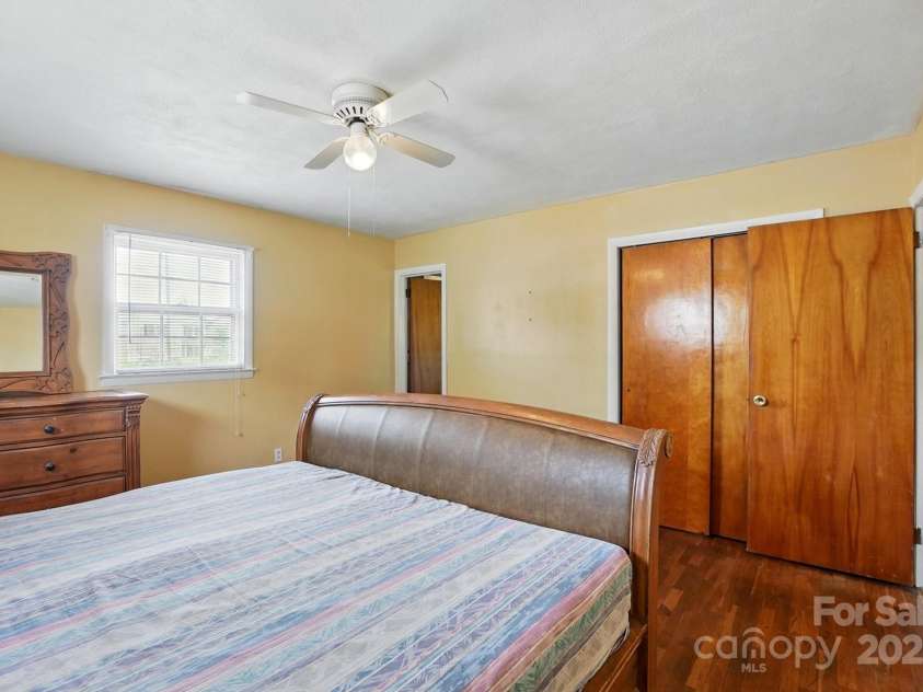 800 Old Little Rock Road, Charlotte, NC 28214.  MLS# CAR4258596, YatesRealty ID 13100. 