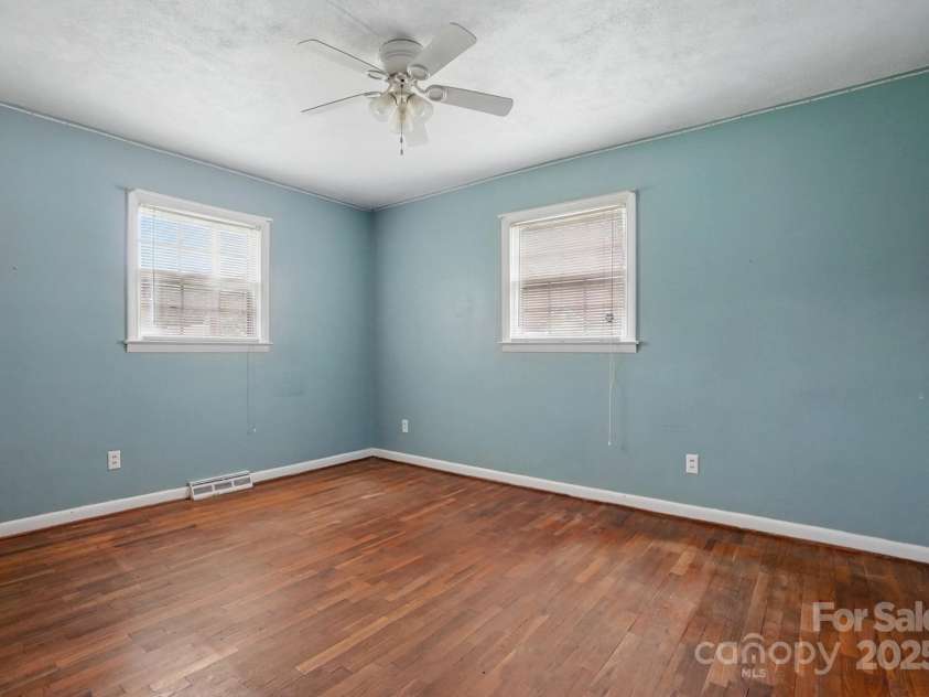 800 Old Little Rock Road, Charlotte, NC 28214.  MLS# CAR4258596, YatesRealty ID 13100. 