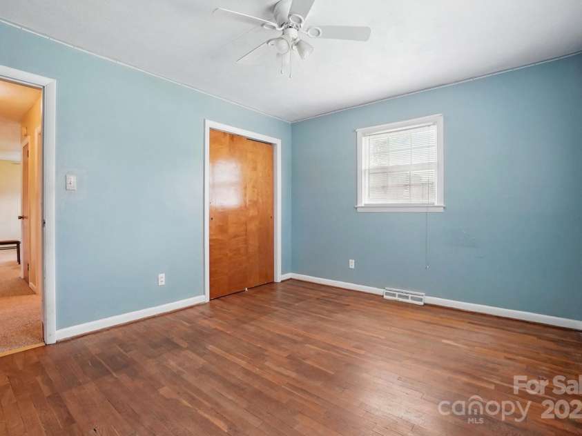 800 Old Little Rock Road, Charlotte, NC 28214.  MLS# CAR4258596, YatesRealty ID 13100. 