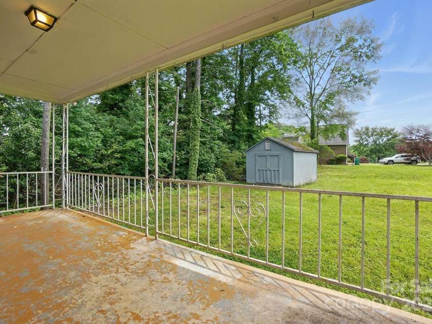 800 Old Little Rock Road, Charlotte, NC 28214.  MLS# CAR4258596, YatesRealty ID 13100. 
